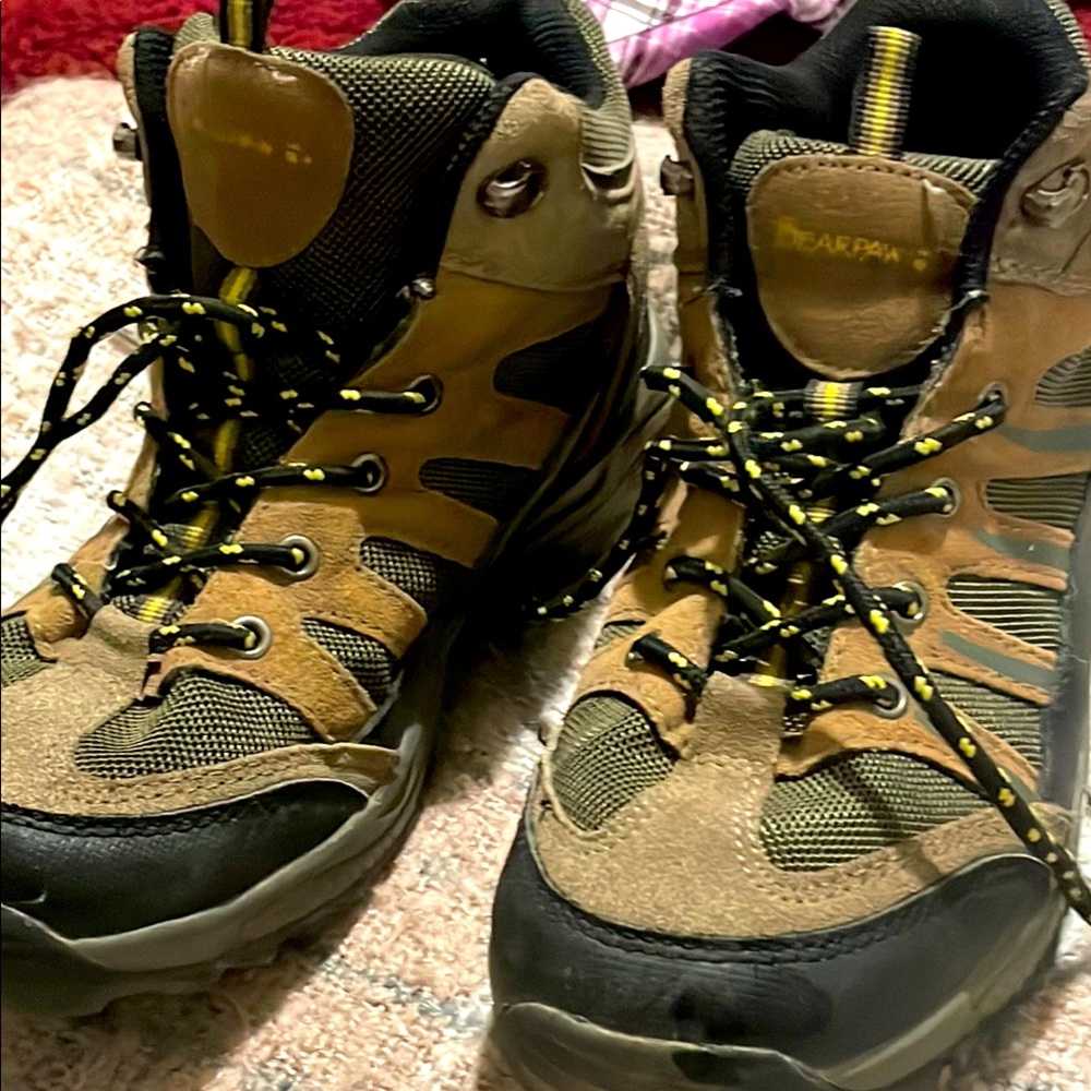 Bearpaw hiking boots 
Size 6 but they  fits like 7 in woman
